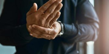 Alldaynews.gr Μούδιασμα χεριών: Τι σημαίνει για την υγεία