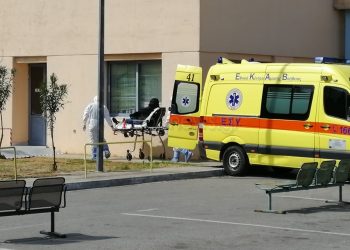 Κορωνοϊός: Καρέ-καρέ η μεταφορά 25χρονου για ύποπτο κρούσμα στην Κρήτη – Με μαύρη στολή από την κορυφή ως τα νύχια (pics)