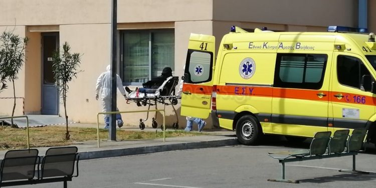 Alldaynews.gr Κορωνοϊός: Καρέ-καρέ η μεταφορά 25χρονου για ύποπτο κρούσμα στην Κρήτη – Με μαύρη στολή από την κορυφή ως τα νύχια (pics)