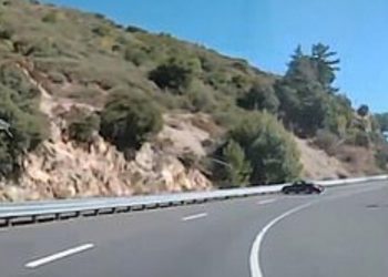 Οδηγός τρέχει με ιλιγγιώδη ταχύτητα, χάνει τον έλεγχο και πέφτει στο στηθαίο (vid)