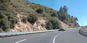 Οδηγός τρέχει με ιλιγγιώδη ταχύτητα, χάνει τον έλεγχο και πέφτει στο στηθαίο (vid)