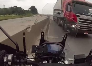 Βίντεο – σοκ: Οδηγός μηχανής τρέχει με ιλιγγιώδη ταχύτητα στο αντίθετο ρεύμα για να ξεφύγει από ληστές