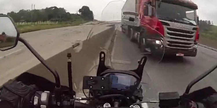 Βίντεο – σοκ: Οδηγός μηχανής τρέχει με ιλιγγιώδη ταχύτητα στο αντίθετο ρεύμα για να ξεφύγει από ληστές