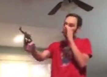 Μάνα είναι μόνο μία: Μπήκε μέσα στο δωμάτιο και τον πλάκωσε στις σφαλιάρες! Ράπαρε με όπλο που εκπυρσοκρότησε