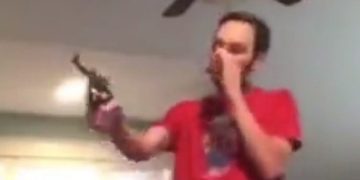 Alldaynews.gr Μάνα είναι μόνο μία: Μπήκε μέσα στο δωμάτιο και τον πλάκωσε στις σφαλιάρες! Ράπαρε με όπλο που εκπυρσοκρότησε