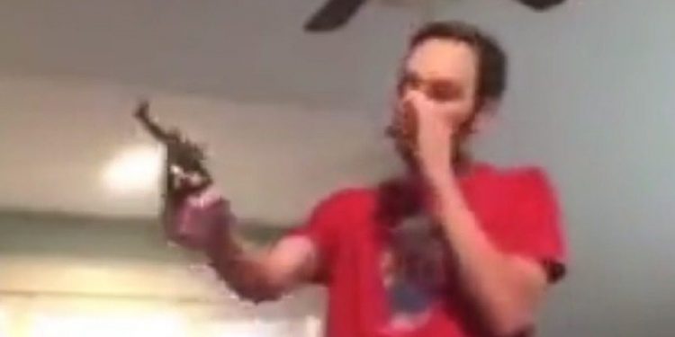 Alldaynews.gr Μάνα είναι μόνο μία: Μπήκε μέσα στο δωμάτιο και τον πλάκωσε στις σφαλιάρες! Ράπαρε με όπλο που εκπυρσοκρότησε