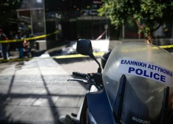 Εισέβαλε με αλυσοπρίονο για να σκοτώσει το θείο και την ξαδέρφη του στην Ηλιούπολη