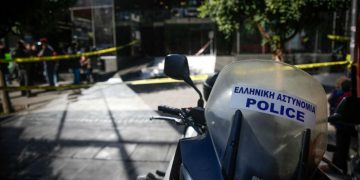 Εισέβαλε με αλυσοπρίονο για να σκοτώσει το θείο και την ξαδέρφη του στην Ηλιούπολη