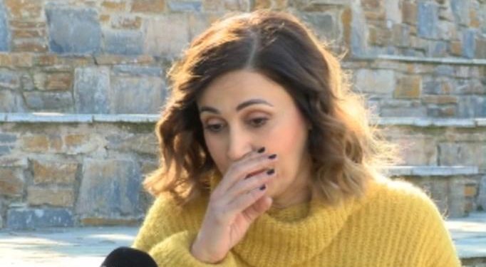 Alldaynews.gr «Νιώθω σαν καθρέφτης που έχει σπάσει σε κομμάτια…» – Συγκλονίζει για τον θάνατο του αδερφού της