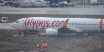 Αεροπλάνο κόπηκε στα τρία στην Κωνσταντινούπολη – Τουλάχιστον 120 τραυματίες (Videos)