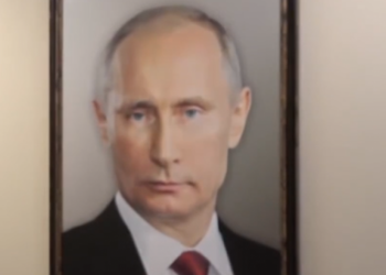 Επική φάρσα: YouTuber κρεμάει πίνακα του Πούτιν σε ασανσέρ – Δείτε τι ακολουθεί (vids)