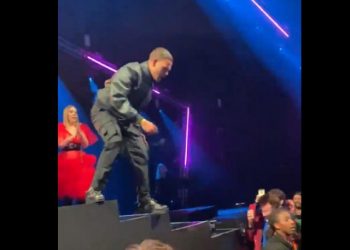 Ράπερ πήδηξε από την σκηνή των βραβείων για να πλακωθεί με το κοινό (vid)