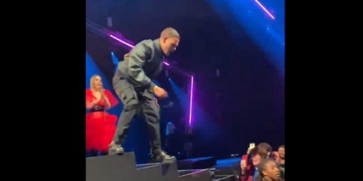 Alldaynews.gr Ράπερ πήδηξε από την σκηνή των βραβείων για να πλακωθεί με το κοινό (vid)