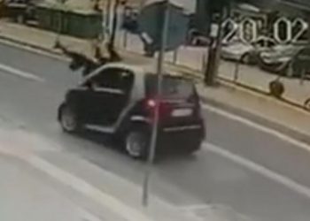 Κρήτη: Η στιγμή που μητέρα και παιδί παρασύρονται από αυτοκίνητο (Βίντεο – σοκ)