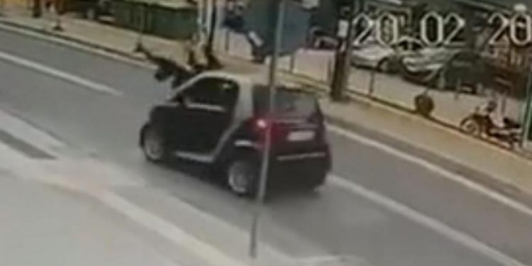 Alldaynews.gr Κρήτη: Η στιγμή που μητέρα και παιδί παρασύρονται από αυτοκίνητο (Βίντεο – σοκ)