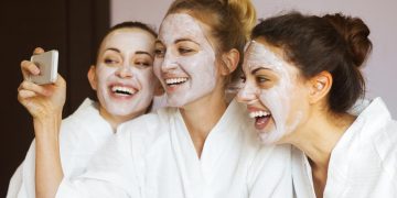 Alldaynews.gr Η επιστήμη μίλησε: Οι γυναίκες πρέπει να αράζουν με φίλες τους δυο φορές την εβδομάδα!