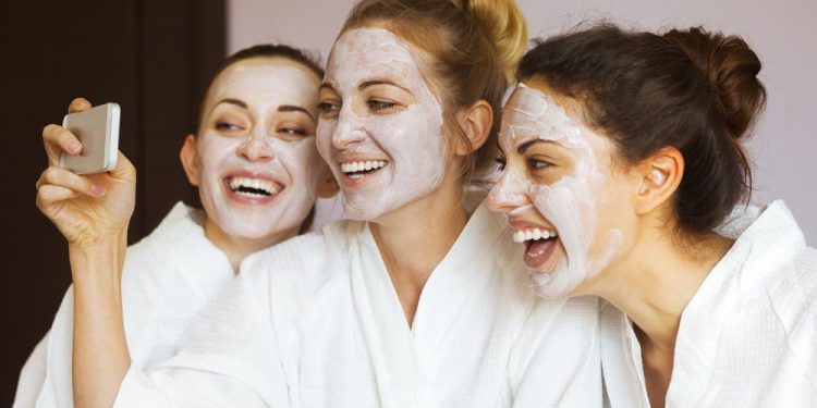 Alldaynews.gr Η επιστήμη μίλησε: Οι γυναίκες πρέπει να αράζουν με φίλες τους δυο φορές την εβδομάδα!