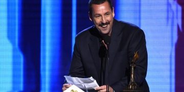 Ανταμ Σάντλερ: Ανέβηκε να πάρει το βραβείο του και ξέσπασε κατά των Όσκαρ (Video)