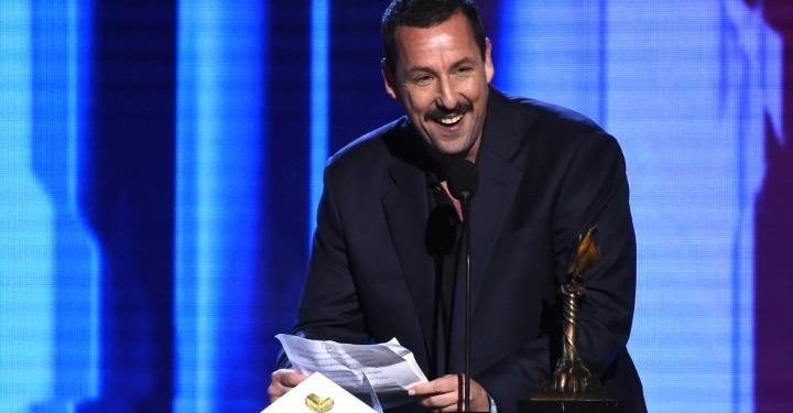 Ανταμ Σάντλερ: Ανέβηκε να πάρει το βραβείο του και ξέσπασε κατά των Όσκαρ (Video)