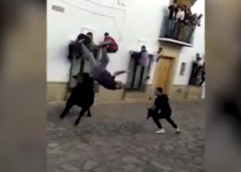 Η στιγμή που ταύρος σηκώνει έναν άνδρα στον αέρα και μετά τον πατάει (vid)