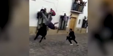 Η στιγμή που ταύρος σηκώνει έναν άνδρα στον αέρα και μετά τον πατάει (vid)