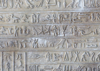 Ένας άνδρας βρήκε αρχαία άγκυρα 3.400 ετών ενώ κολυμπούσε (pic)