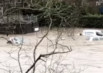 «Σώστε με σας παρακαλώ»: Γυναίκα ήταν 12 ώρες πάνω στην οροφή του βυθισμένου αυτοκινήτου της (vid)