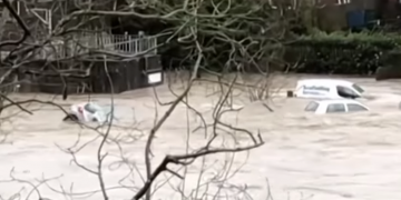 Alldaynews.gr «Σώστε με σας παρακαλώ»: Γυναίκα ήταν 12 ώρες πάνω στην οροφή του βυθισμένου αυτοκινήτου της (vid)