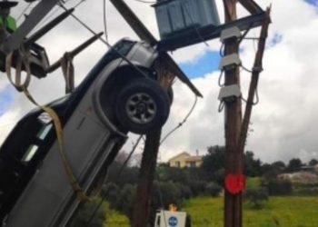 Απίστευτο: Όχημα «σκαρφάλωσε» σε στύλο και άφησε τέσσερα χωριά χωρίς ρεύμα! (pics, video)