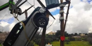 Alldaynews.gr Απίστευτο: Όχημα «σκαρφάλωσε» σε στύλο και άφησε τέσσερα χωριά χωρίς ρεύμα! (pics, video)