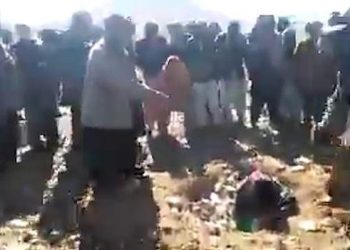 Όχλος δολοφονεί γυναίκα με λιθοβολισμό και φωνάζει «Ο Θεός είναι μεγάλος» (Σκληρό Video)