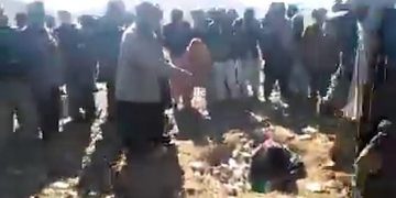 Alldaynews.gr Όχλος δολοφονεί γυναίκα με λιθοβολισμό και φωνάζει «Ο Θεός είναι μεγάλος» (Σκληρό Video)