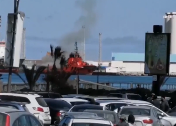 Λιβύη: Οι δυνάμεις του Χαφτάρ βομβάρδισαν «τουρκικό πλοίο με όπλα» στην Τρίπολη (pic & vid)