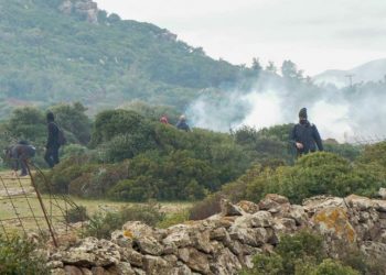 Λέσβος: Πολίτες με όπλα εναντίον αστυνομικών – Χάος αυτή την ώρα!