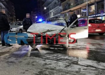 Θεσσαλονίκη: Αυτοκίνητο τράκαρε, άρπαξε φωτιά και ο οδηγός εξαφανίστηκε