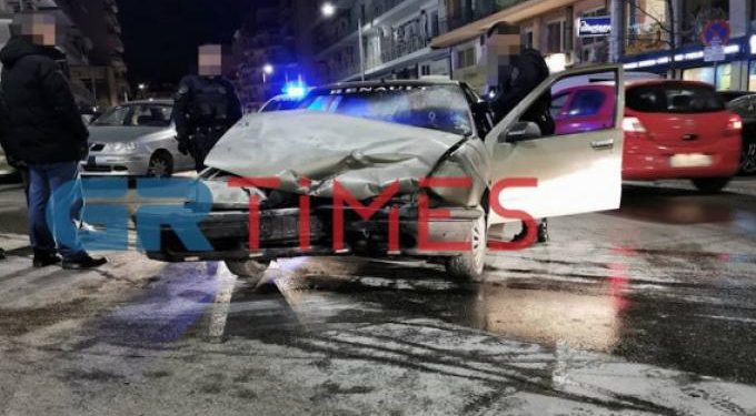 Alldaynews.gr Θεσσαλονίκη: Αυτοκίνητο τράκαρε, άρπαξε φωτιά και ο οδηγός εξαφανίστηκε