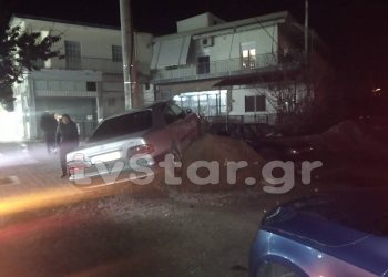 ΣΥΜΒΑΙΝΕΙ ΤΩΡΑ: Αυτοκίνητα έπεσαν πάνω σε παιδιά μετά από σφοδρή σύγκρουση