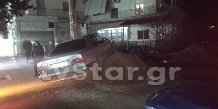 Alldaynews.gr ΣΥΜΒΑΙΝΕΙ ΤΩΡΑ: Αυτοκίνητα έπεσαν πάνω σε παιδιά μετά από σφοδρή σύγκρουση