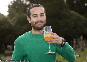 Ο άνδρας που πίνει κάθε μέρα «πεπαλαιωμένα» ούρα του και τα τρίβει στο πρόσωπό του – Δείτε γιατί (Photos/Video)