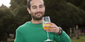 Alldaynews.gr Ο άνδρας που πίνει κάθε μέρα «πεπαλαιωμένα» ούρα του και τα τρίβει στο πρόσωπό του – Δείτε γιατί (Photos/Video)