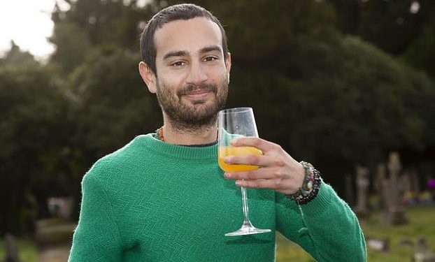 Alldaynews.gr Ο άνδρας που πίνει κάθε μέρα «πεπαλαιωμένα» ούρα του και τα τρίβει στο πρόσωπό του – Δείτε γιατί (Photos/Video)