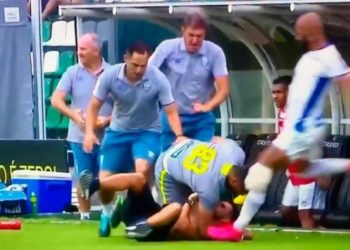 Άγριο ξύλο στη Βραζιλία: Ποδοσφαιριστής κλώτσησε οπαδό στο κεφάλι – Δείτε βίντεο