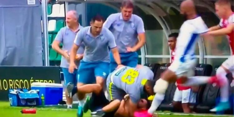 Alldaynews.gr Άγριο ξύλο στη Βραζιλία: Ποδοσφαιριστής κλώτσησε οπαδό στο κεφάλι – Δείτε βίντεο