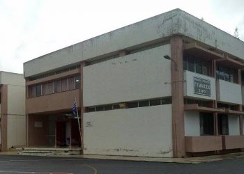 Γυμνασιάρχης πήγε να χωρίσει μαθήτριες και τελικά τα άκουσε αυτός, έφαγε και τις ψιλές του