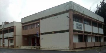 Alldaynews.gr Γυμνασιάρχης πήγε να χωρίσει μαθήτριες και τελικά τα άκουσε αυτός, έφαγε και τις ψιλές του