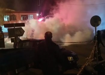 Λέσβος: Συγκρούσεις με χημικά, φωτιές και τραυματίες! Εικόνες πολέμου σε δρόμους και υψώματα (Φωτό και Βίντεο)