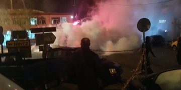 Alldaynews.gr Λέσβος: Συγκρούσεις με χημικά, φωτιές και τραυματίες! Εικόνες πολέμου σε δρόμους και υψώματα (Φωτό και Βίντεο)