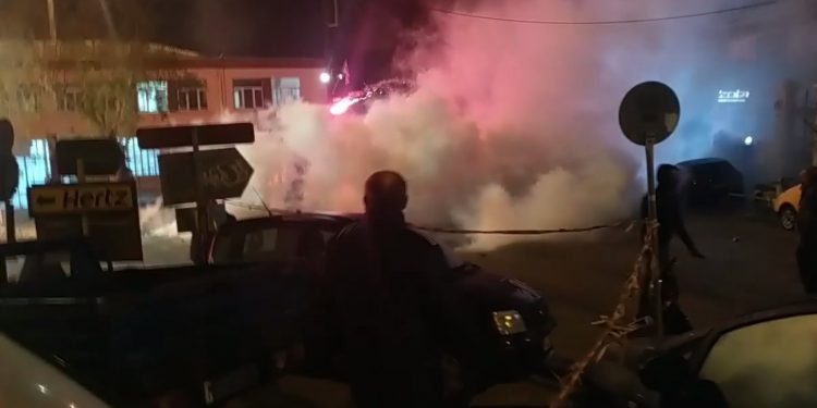 Alldaynews.gr Λέσβος: Συγκρούσεις με χημικά, φωτιές και τραυματίες! Εικόνες πολέμου σε δρόμους και υψώματα (Φωτό και Βίντεο)