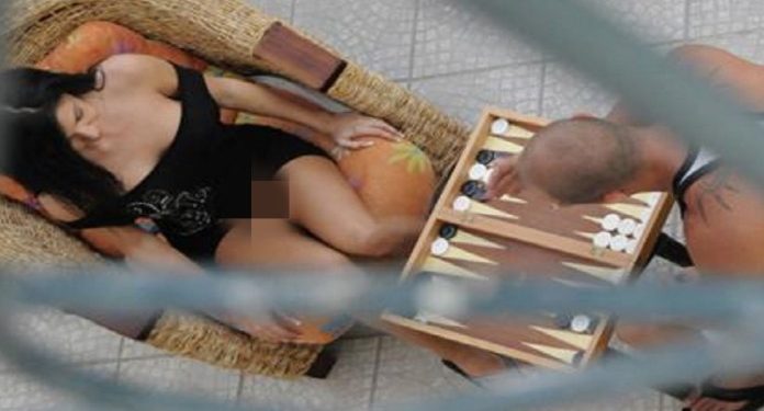 Alldaynews.gr Αληθινή ιστορία: «Ο γείτονας μου το έκανε κάθε βράδυ, στέλνοντας τον ύπνο μου περίπατο. Έτσι αποφάσισα να τον εκδικηθώ…»