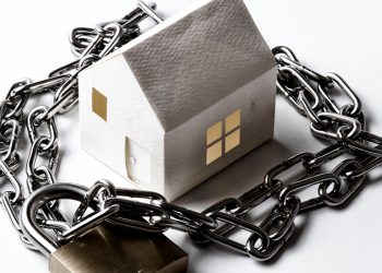 Έφτασαν οι κατασχέσεις για χρέη μόλις 500€ – Από τον Μάιο στον αέρα και τα σπίτια τους